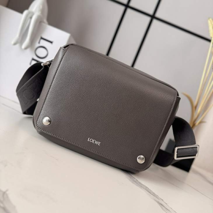 Picture of Loewe Handbags _SKUfw239907972fw